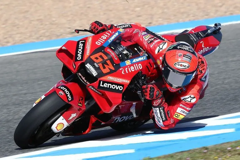 CHIVASSO - Moto Gp, Bagnaia cade nella sprint race in Francia: vince ancora Marquez