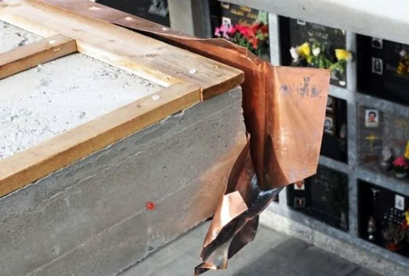 CHIVASSO - Ladri di rame in azione al cimitero: rubato anche il mini van per le manutenzioni