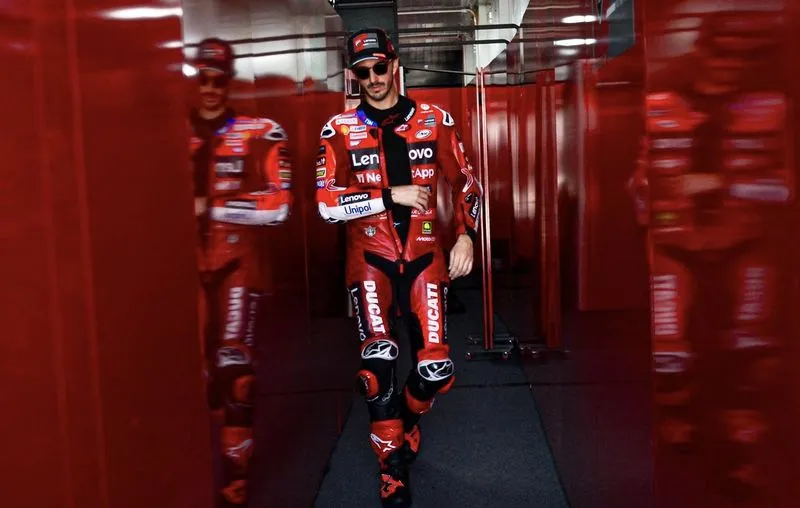 MOTO GP - Sfortuna Pecco: buca una gomma a tre giri dal termine e chiude con zero punti