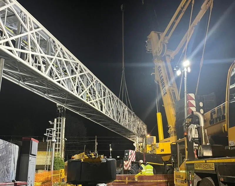 CHIVASSO - Installata la nuova passerella sulla ferrovia in via Mazzè