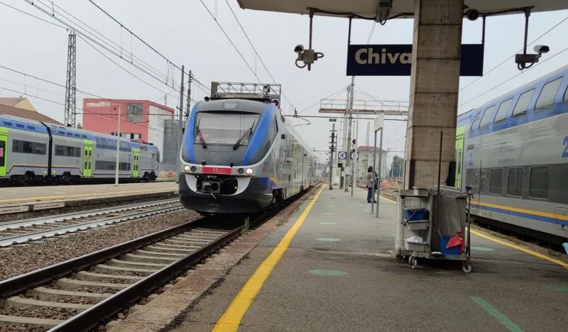 CHIVASSO - Si sdraia sui binari della stazione all'arrivo del treno: salvato dal personale di Rfi e dagli agenti della Polfer