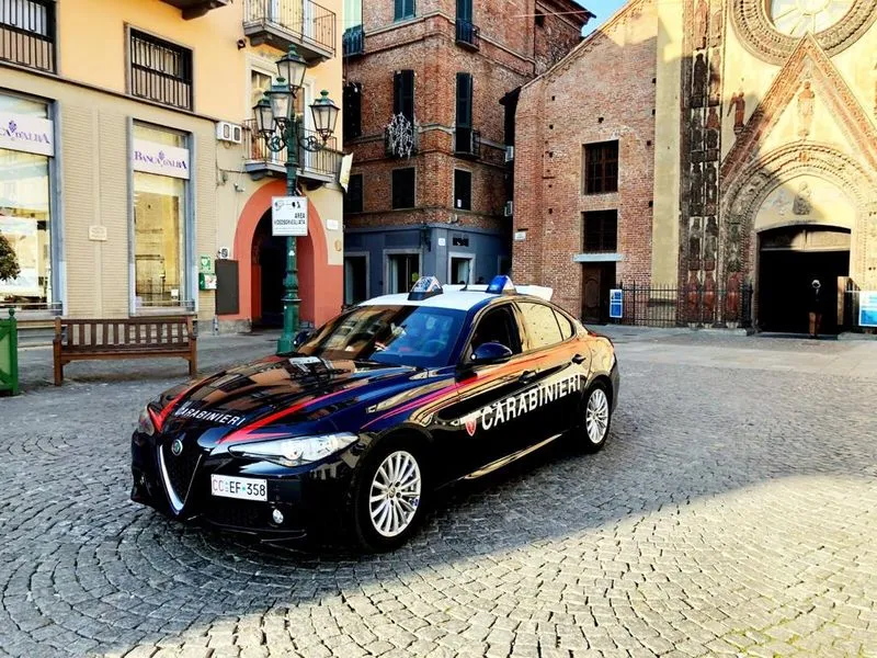 CHIVASSO - Palpeggia al seno una ragazzina, giovane arrestato dai carabinieri