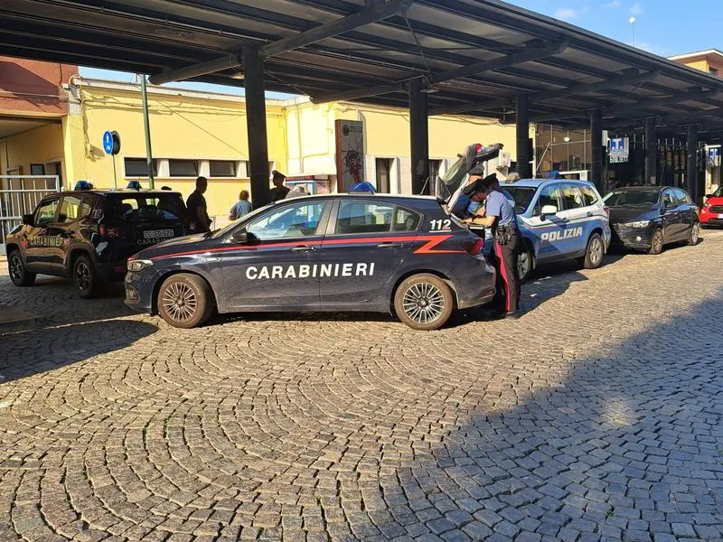 CHIVASSO - Ubriaco viene allontanato dal Movicentro: torna in zona, viene colto da un malore e incassa una denuncia