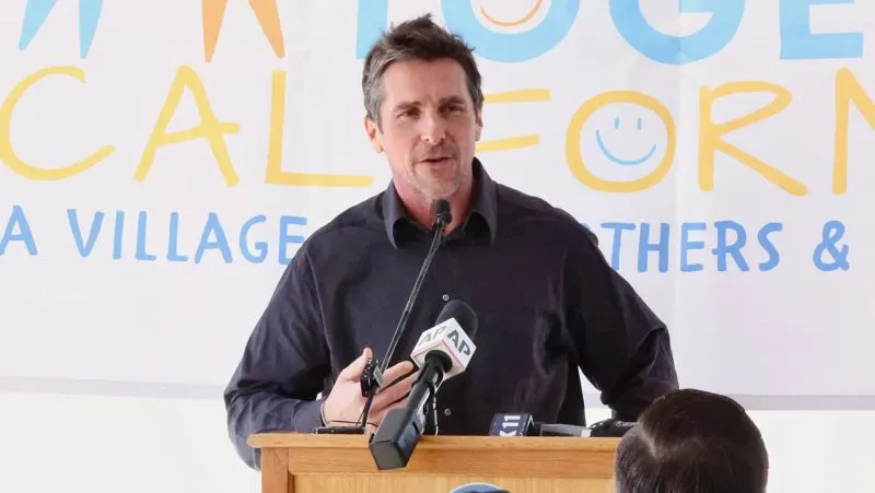 STORIE – Il villaggio per giovani in affido di Christian Bale