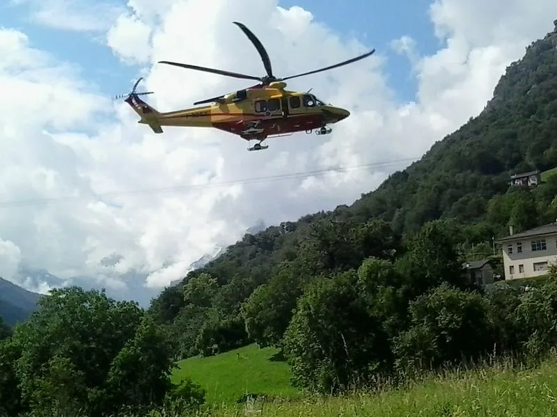 COLLERETTO CASTELNUOVO - Precipita con il parapendio dopo il decollo: una donna elitrasportata al Cto in gravi condizioni
