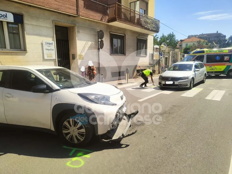 CIRIE' - Scontro tra due auto all'incrocio tra via Roma e via Dante: una donna trasportata in ospedale