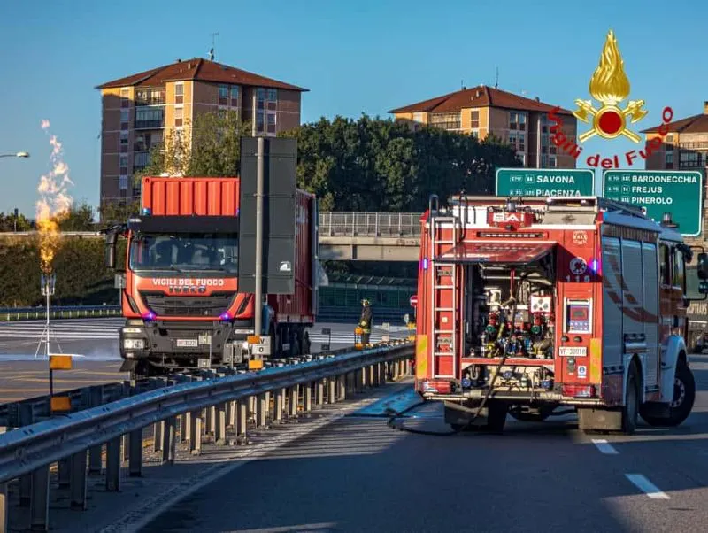 INCIDENTE IN TANGENZIALE - Tir perde carburante al casello della Falchera: svincolo chiuso e lunghe code - FOTO
