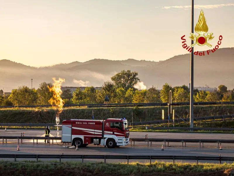 INCIDENTE IN TANGENZIALE - Tir perde carburante al casello della Falchera: svincolo chiuso e lunghe code - FOTO