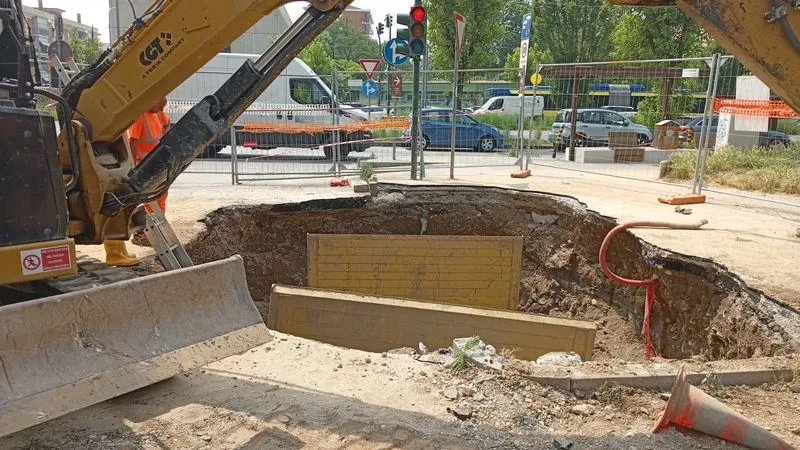 COLLEGNO - Rottura di un tubo di Smat: chiusa al traffico corso Antony almeno fino a martedì 17