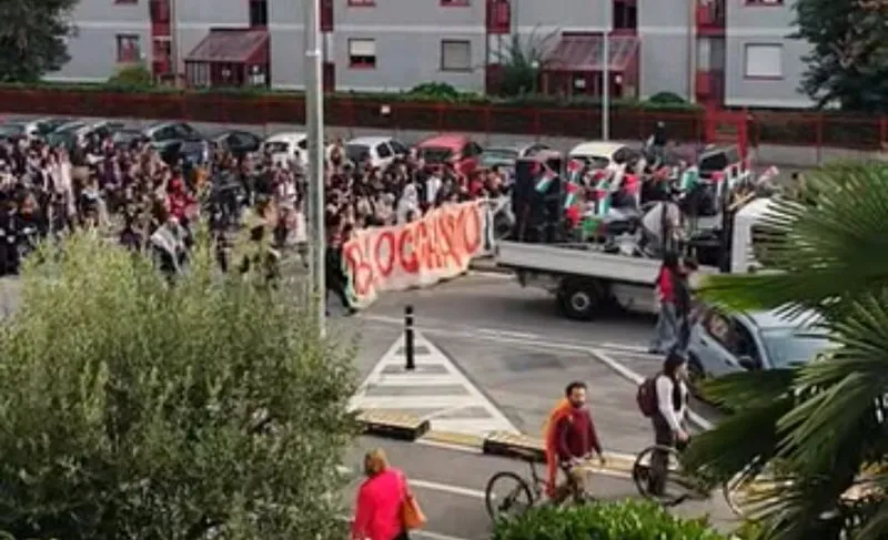TORINO-COLLEGNO - Il corteo «Pro Pal» invade la «Leonardo»: auto imbrattate e danneggiamenti