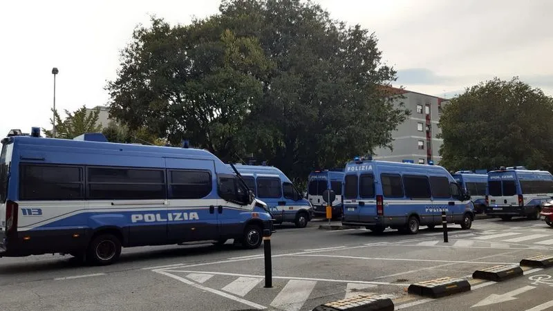 TORINO-COLLEGNO - Il corteo «Pro Pal» invade la «Leonardo»: auto imbrattate e danneggiamenti
