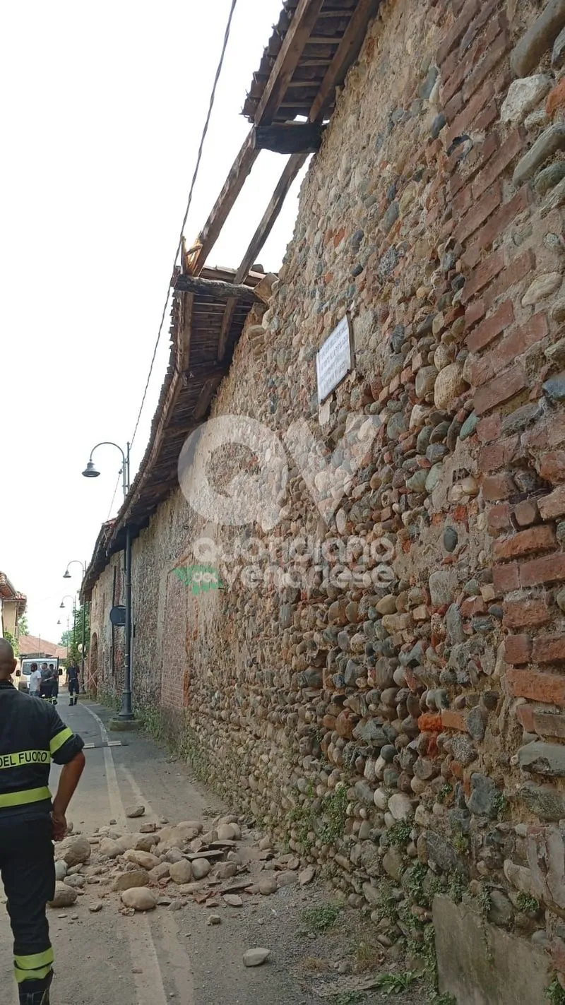COLLEGNO - Crolla una parte di muro: chiusa al traffico strada San Lorenzo