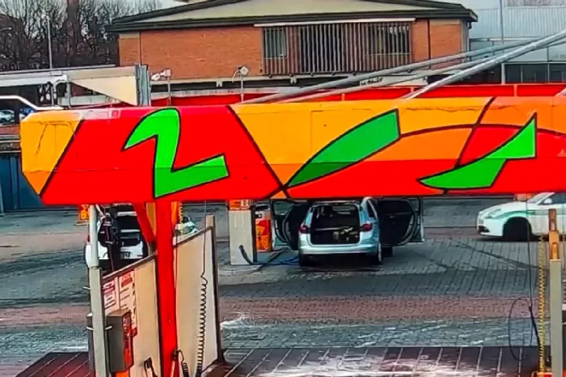COLLEGNO - Manomette la card dell'autolavaggio per lavare gratis la macchina: 40enne denunciato