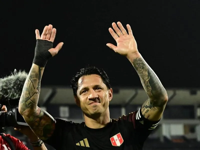 COLLEGNO - Un defibrillatore per il «Paradiso»: a regalarlo è il calciatore Gianluca Lapadula