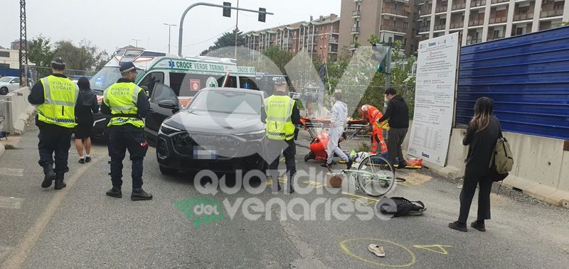 INCIDENTE A COLLEGNO - Ciclista investita da un'auto mentre attraversa la strada in corso Francia