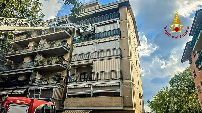 COLLEGNO-SAVONERA - Incendio e forte esplosione in via Villa Cristina: due feriti e dieci appartamenti coinvolti - FOTO