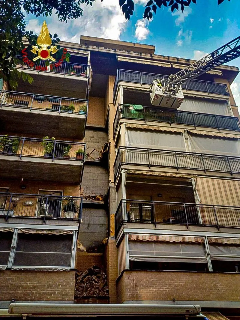 COLLEGNO-SAVONERA - Incendio e forte esplosione in via Villa Cristina: due feriti e dieci appartamenti coinvolti - FOTO