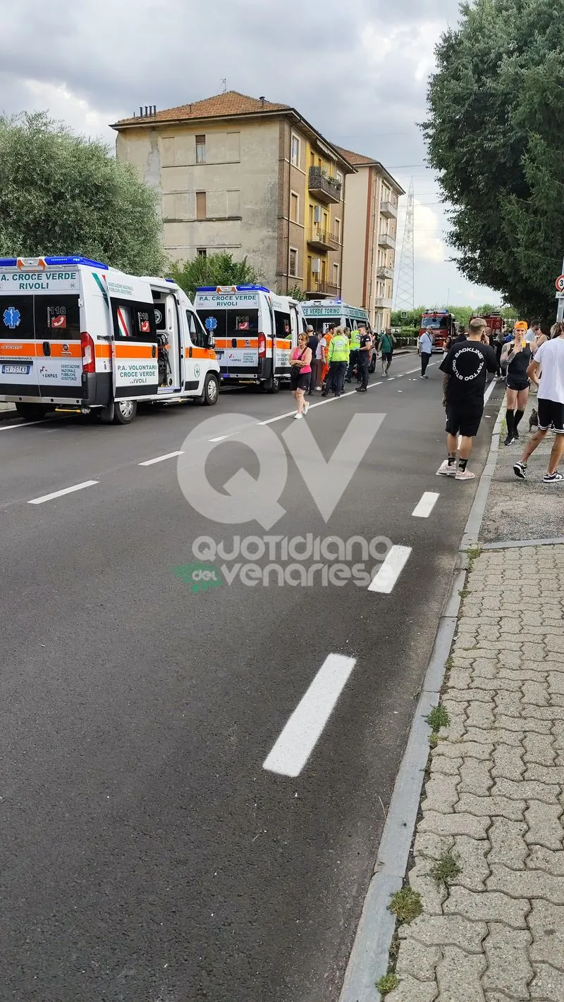 COLLEGNO-SAVONERA - Incendio e forte esplosione in via Villa Cristina: due feriti e dieci appartamenti coinvolti - FOTO