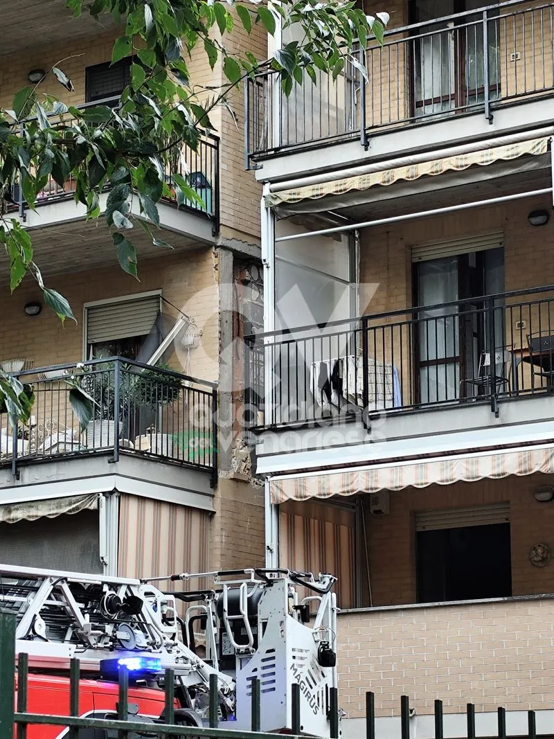 COLLEGNO-SAVONERA - Incendio e forte esplosione in via Villa Cristina: due feriti e dieci appartamenti coinvolti - FOTO