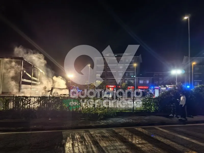 INCENDIO A COLLEGNO - In fiamme un camper in piazzale Tricolore: indagano i Carabinieri - FOTO
