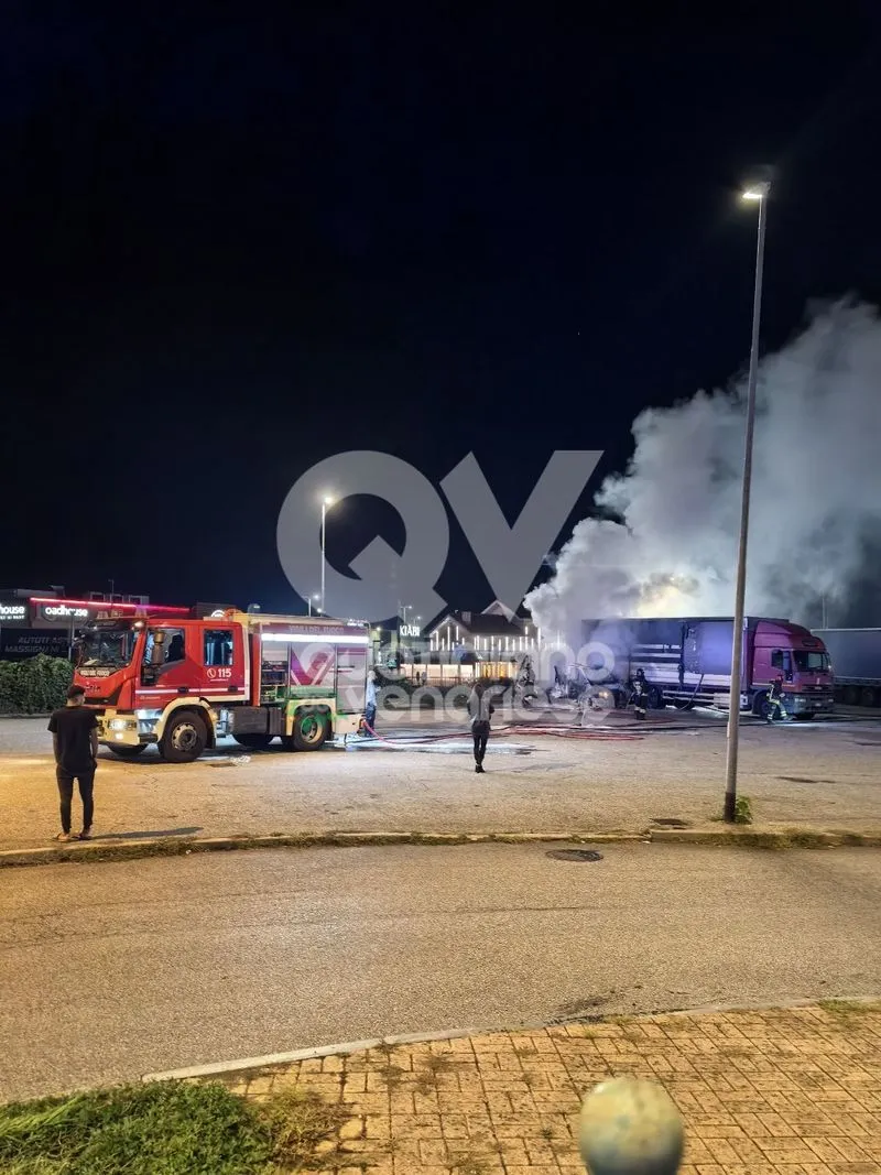 INCENDIO A COLLEGNO - In fiamme un camper in piazzale Tricolore: indagano i Carabinieri - FOTO