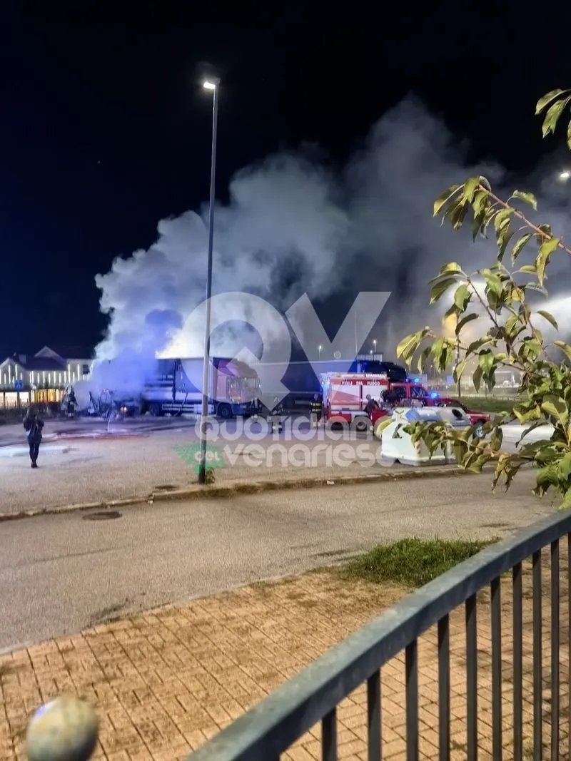 INCENDIO A COLLEGNO - In fiamme un camper in piazzale Tricolore: indagano i Carabinieri - FOTO