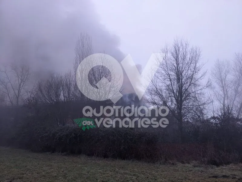INCENDIO A COLLEGNO - Cascinale in fiamme: una persona intossicata