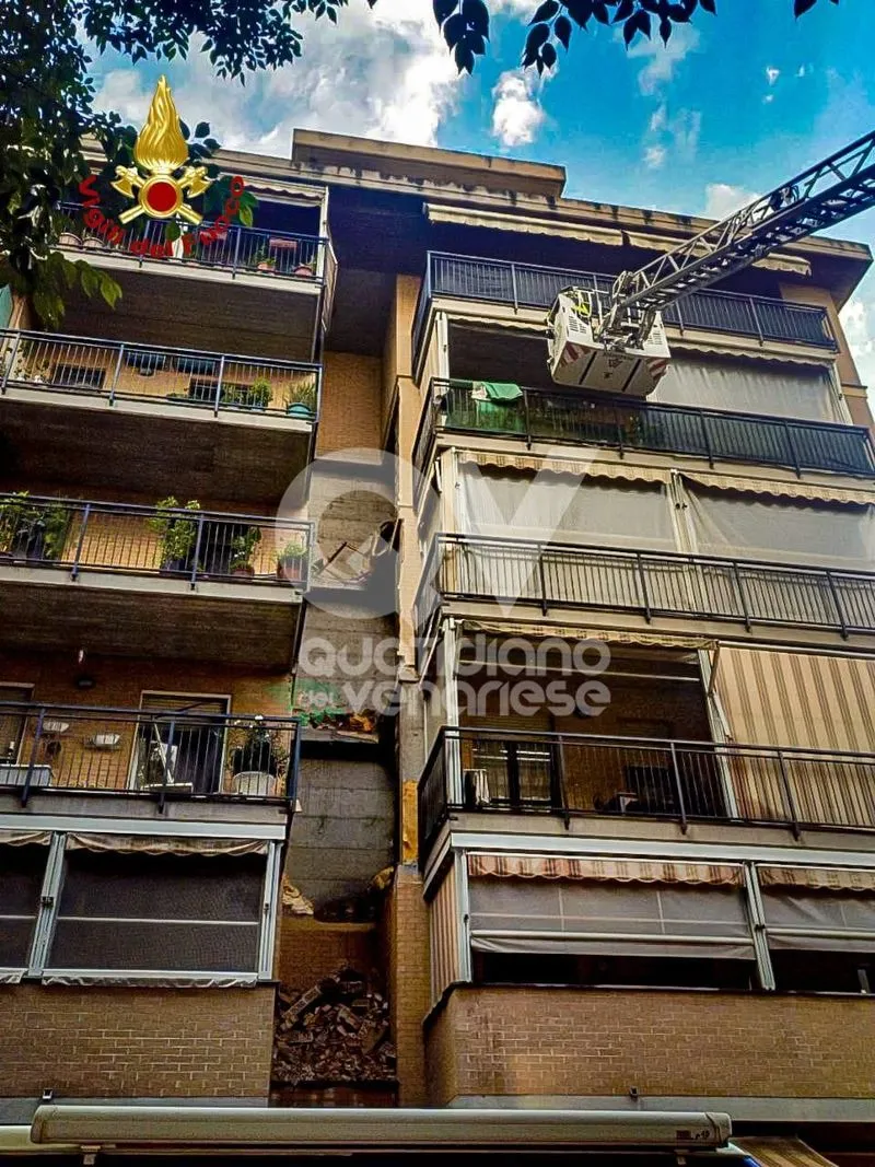 COLLEGNO - Incendio e forte esplosione in un alloggio in via Villa Cristina: paura a Savonera - FOTO
