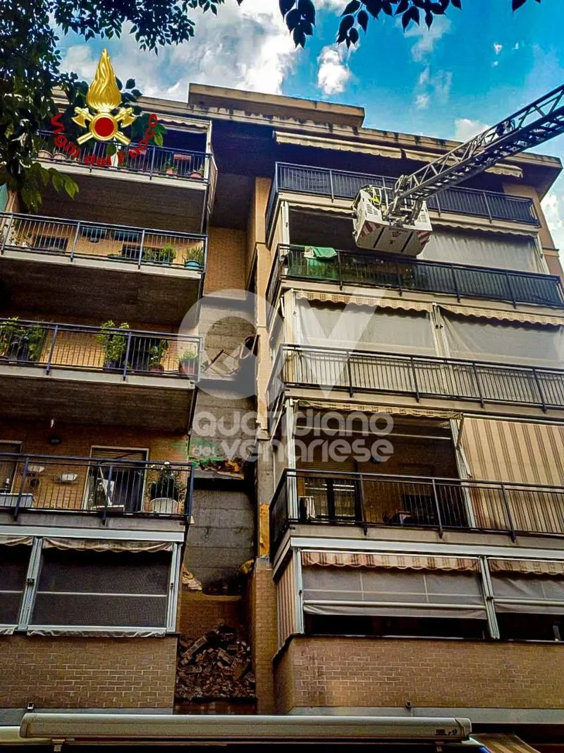 COLLEGNO - Incendio e forte esplosione in un alloggio in via Villa Cristina: paura a Savonera - FOTO