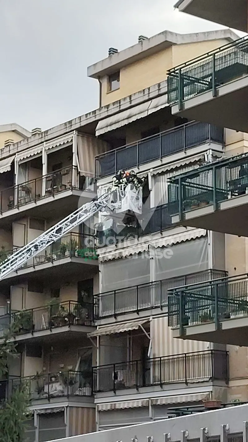 COLLEGNO - Incendio e forte esplosione in un alloggio in via Villa Cristina: paura a Savonera - FOTO
