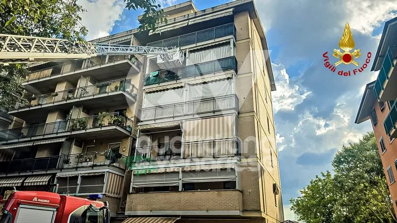 COLLEGNO - Incendio e forte esplosione in un alloggio in via Villa Cristina: paura a Savonera - FOTO