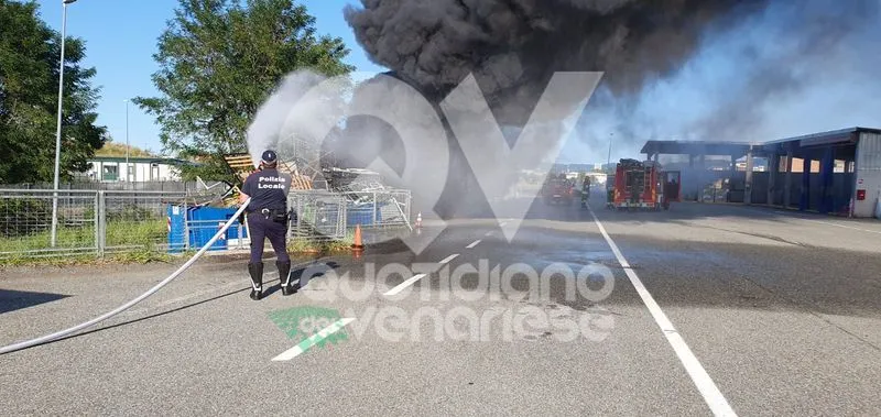 INCENDIO A COLLEGNO - In fiamme l'ecocentro di corso Pastrengo: Vigili del Fuoco in azione
