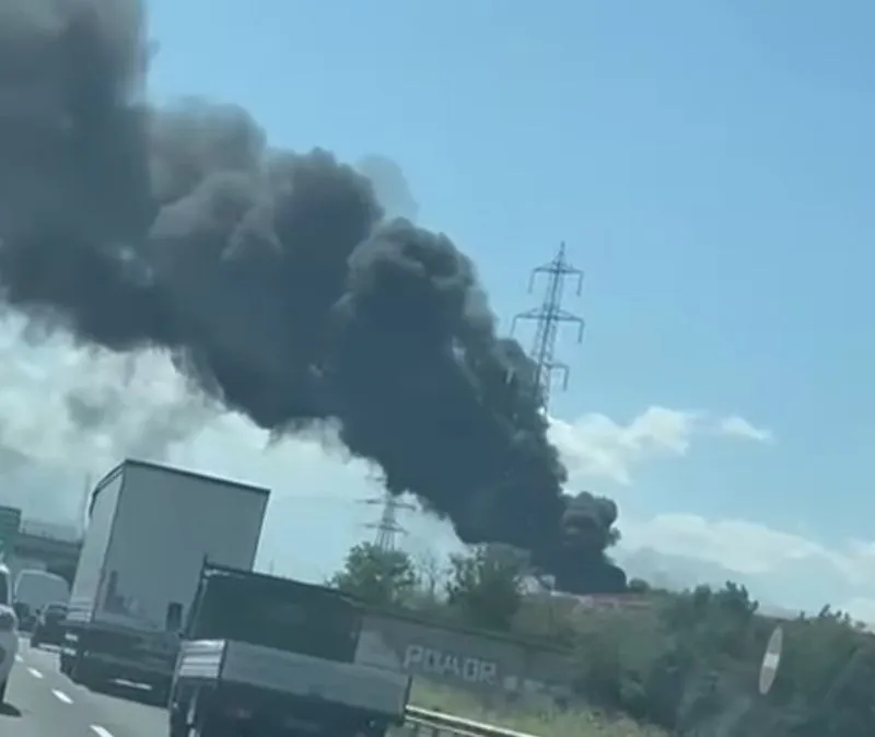 COLLEGNO-SAVONERA - Incendio nell'impianto di rifiuti: Vigili del Fuoco in azione