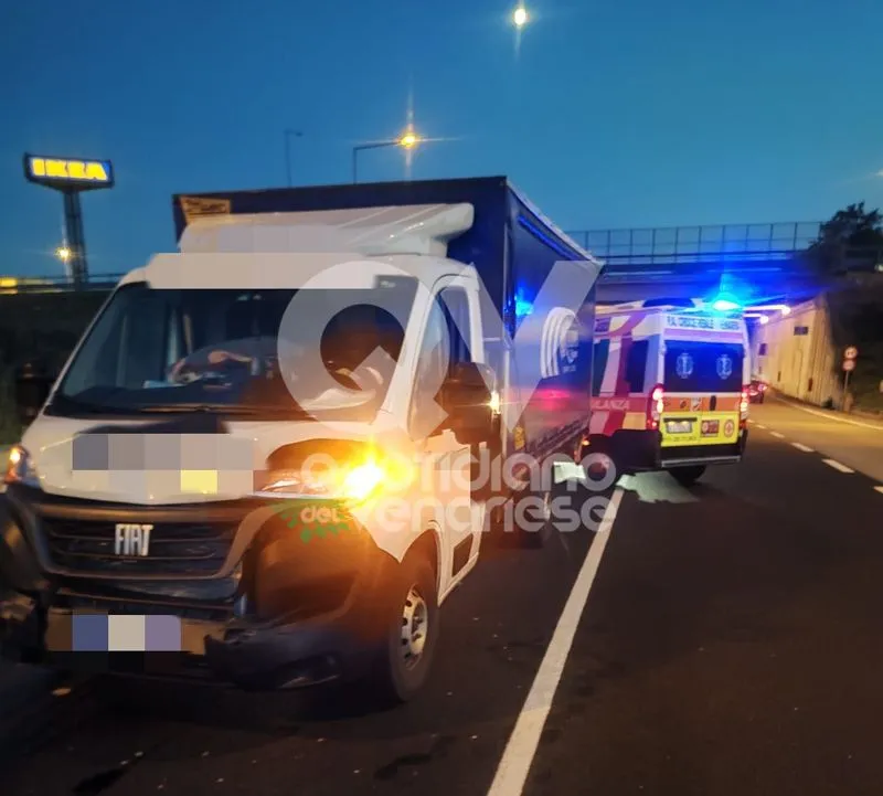 INCIDENTE A COLLEGNO - Scontro tra due auto e un furgone: una persona ferita - FOTO
