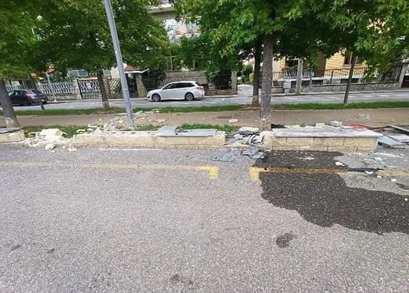 INCIDENTE A COLLEGNO - Con l'auto sfonda una porzione di muretto in piazza Concordia - FOTO