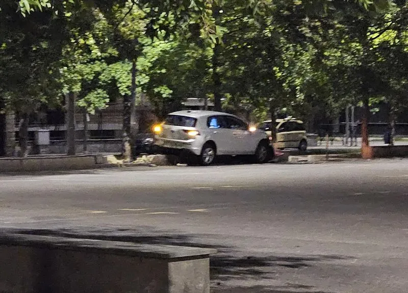 INCIDENTE A COLLEGNO - Con l'auto sfonda una porzione di muretto in piazza Concordia - FOTO