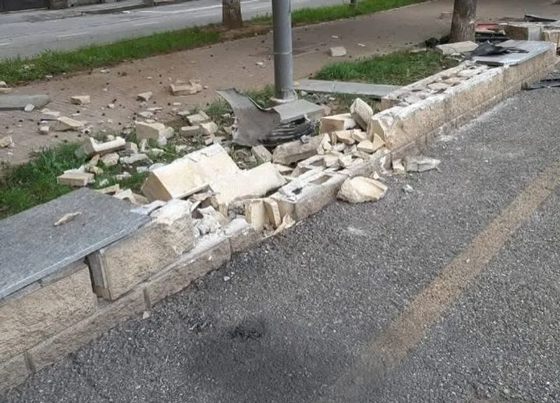 INCIDENTE A COLLEGNO - Con l'auto sfonda una porzione di muretto in piazza Concordia - FOTO