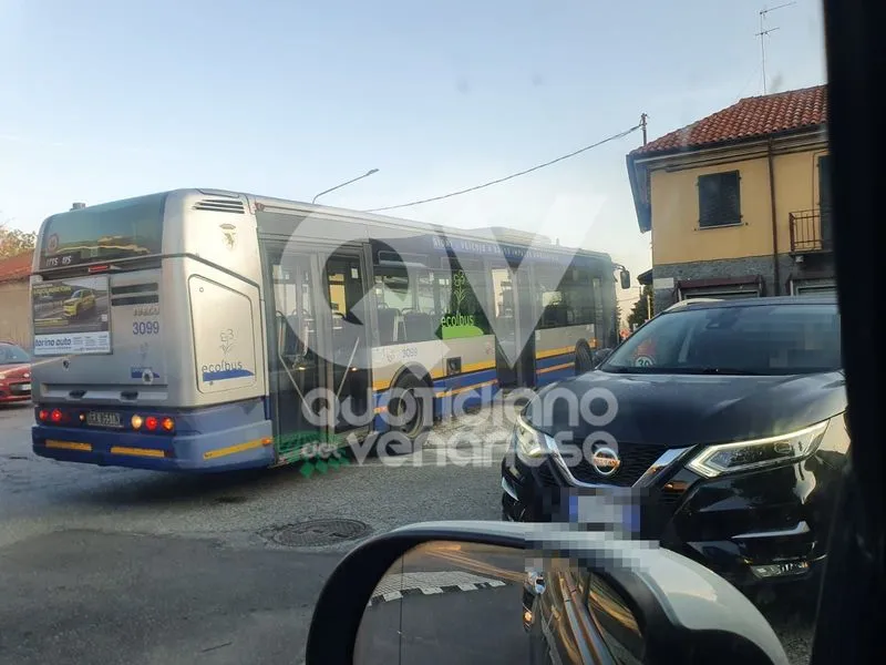 INCIDENTE SAVONERA-VENARIA - Autobus rimane incastrato nell'isola spartitraffico: forti disagi alla circolazione - FOTO