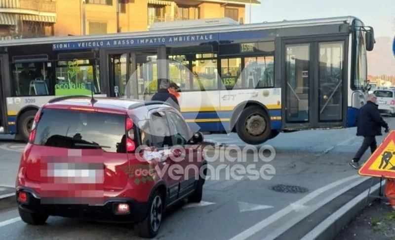 INCIDENTE SAVONERA-VENARIA - Autobus rimane incastrato nell'isola spartitraffico: forti disagi alla circolazione - FOTO