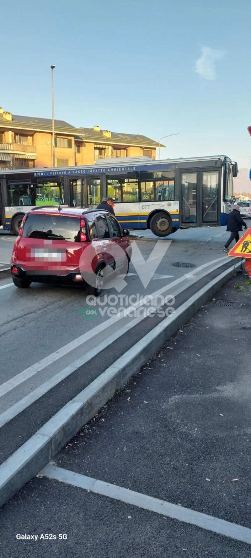 INCIDENTE SAVONERA-VENARIA - Autobus rimane incastrato nell'isola spartitraffico: forti disagi alla circolazione - FOTO