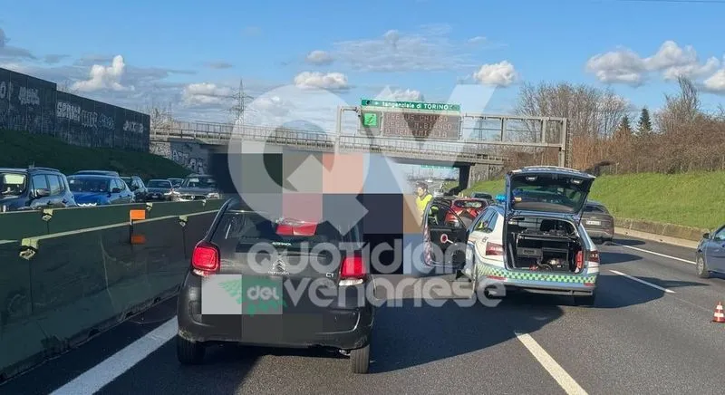 INCIDENTE IN TANGENZIALE A COLLEGNO - Scontro fra otto veicoli: due feriti e code chilometriche - FOTO