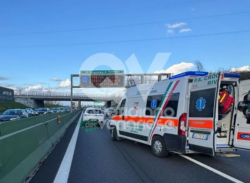 INCIDENTE IN TANGENZIALE A COLLEGNO - Scontro fra otto veicoli: due feriti e code chilometriche - FOTO