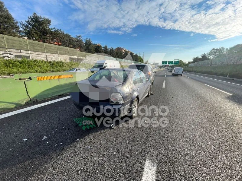 INCIDENTE IN TANGENZIALE A COLLEGNO - Due feriti dopo lo scontro fra tre auto - FOTO