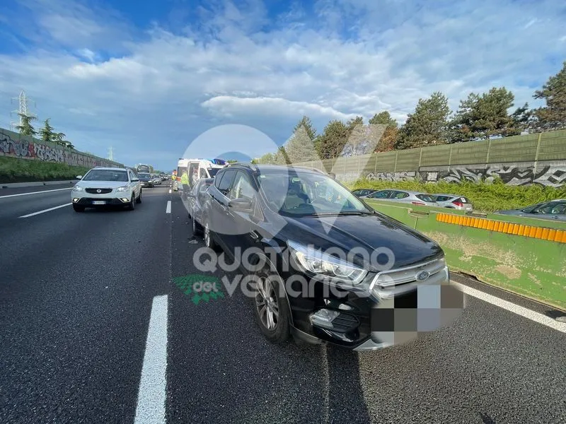 INCIDENTE IN TANGENZIALE A COLLEGNO - Due feriti dopo lo scontro fra tre auto - FOTO