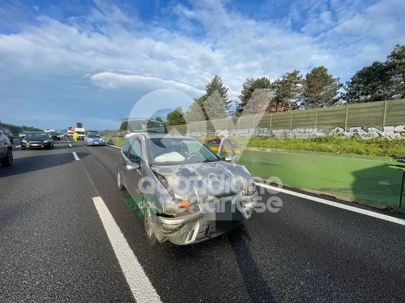 INCIDENTE IN TANGENZIALE A COLLEGNO - Due feriti dopo lo scontro fra tre auto - FOTO