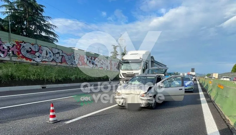 INCIDENTE IN TANGENZIALE A COLLEGNO - Due feriti dopo lo scontro fra tre auto - FOTO