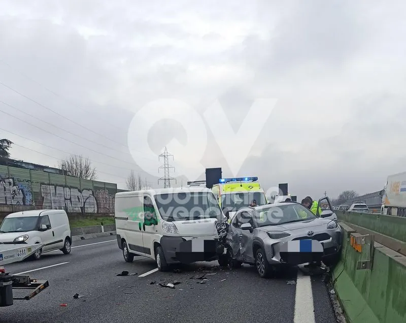 INCIDENTE IN TANGENZIALE A COLLEGNO - Scontro fra tre mezzi, una persona ferita - FOTO
