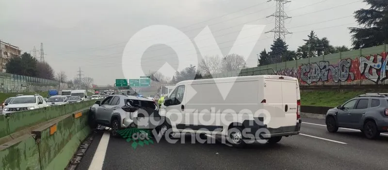INCIDENTE IN TANGENZIALE A COLLEGNO - Scontro fra tre mezzi, una persona ferita - FOTO