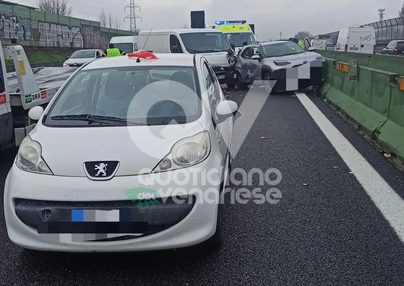 INCIDENTE IN TANGENZIALE A COLLEGNO - Scontro fra tre mezzi, una persona ferita - FOTO