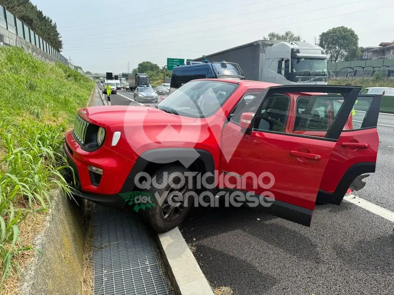 INCIDENTE IN TANGENZIALE A COLLEGNO - Scontro fra tre mezzi, una persona ferita - FOTO